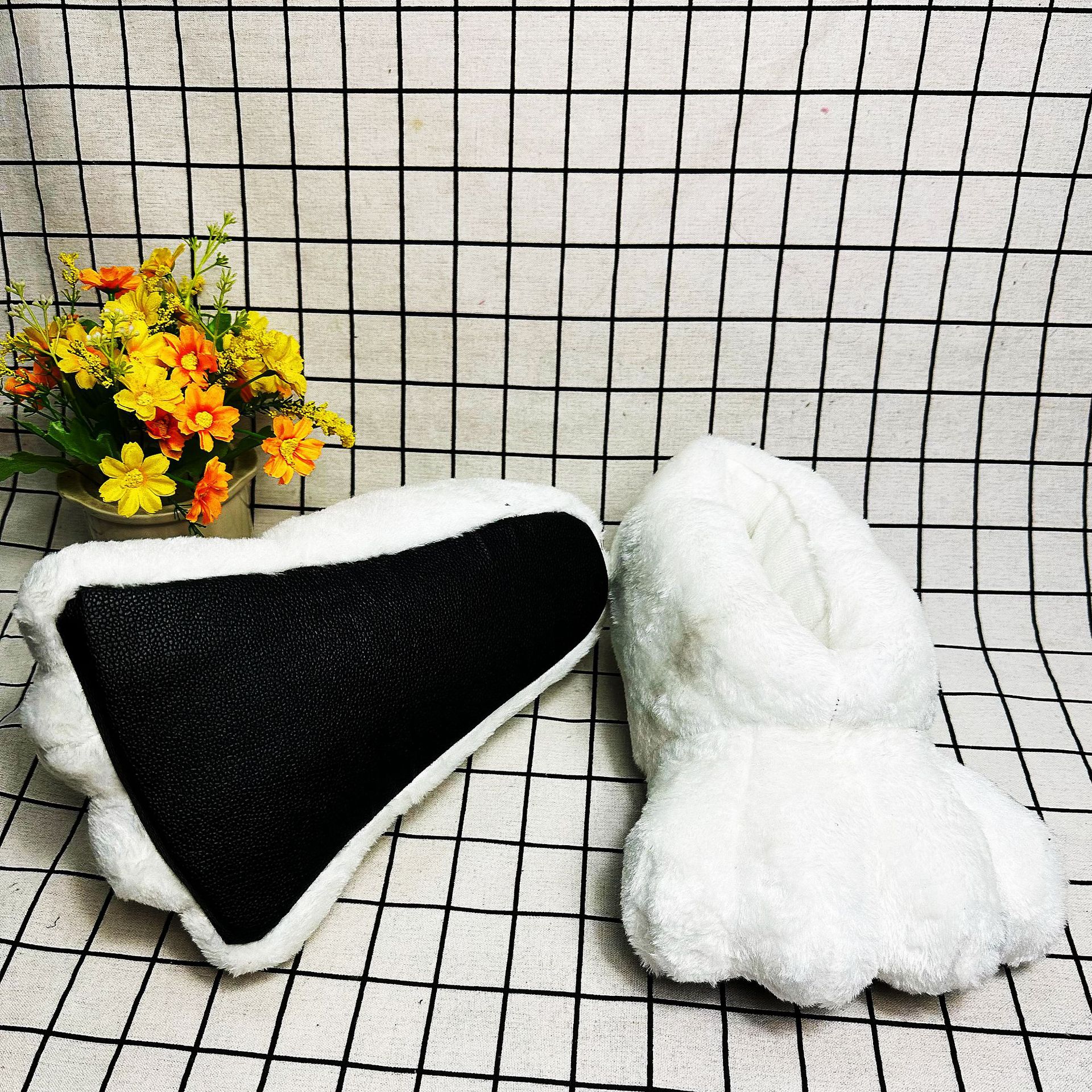 In Stock Rabbit Paw Slippers H - Sewing House avis et prix